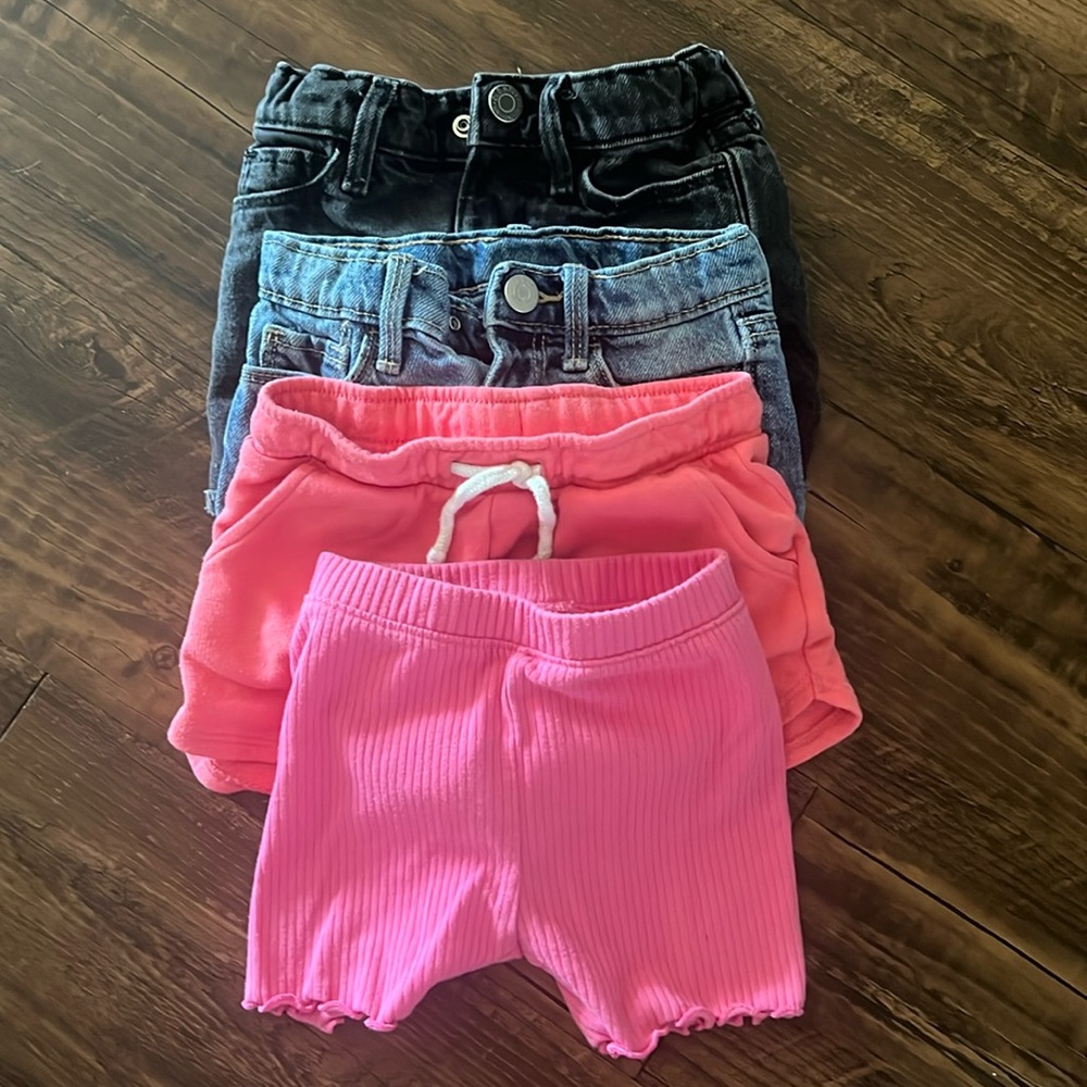 Package Deal - 4 pairs of toddler girl Old Navy size 3T shorts